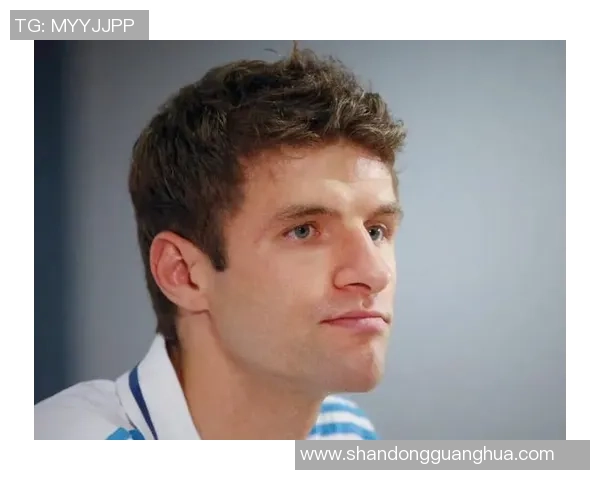 足球天才穆勒精彩瞬间壁纸尽显锋芒与球场风采